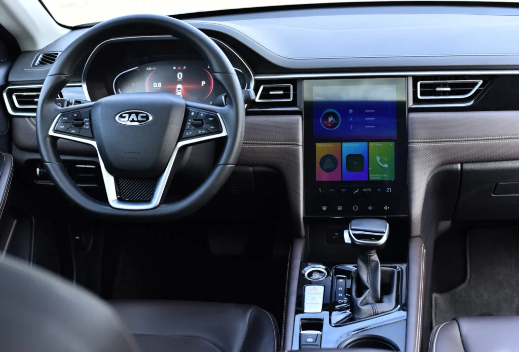 Rent Jac J7 in Dubai ideal for corporate meetings and executive rides